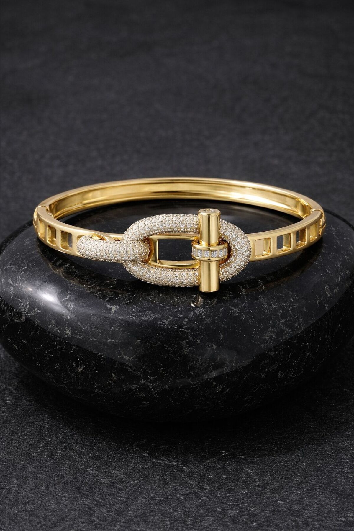 Gold Veil | Şık Tasarım Zirkon Taşlı Kelepçe Bileklik
